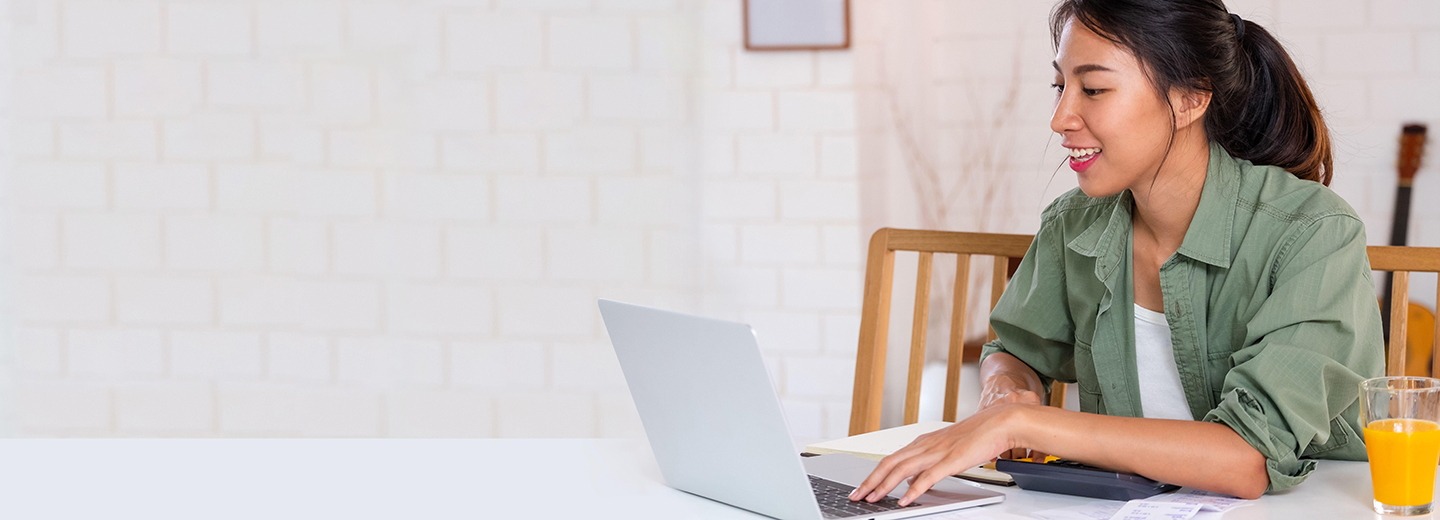 Website News Woman Paying Bill Online 1440 X 420